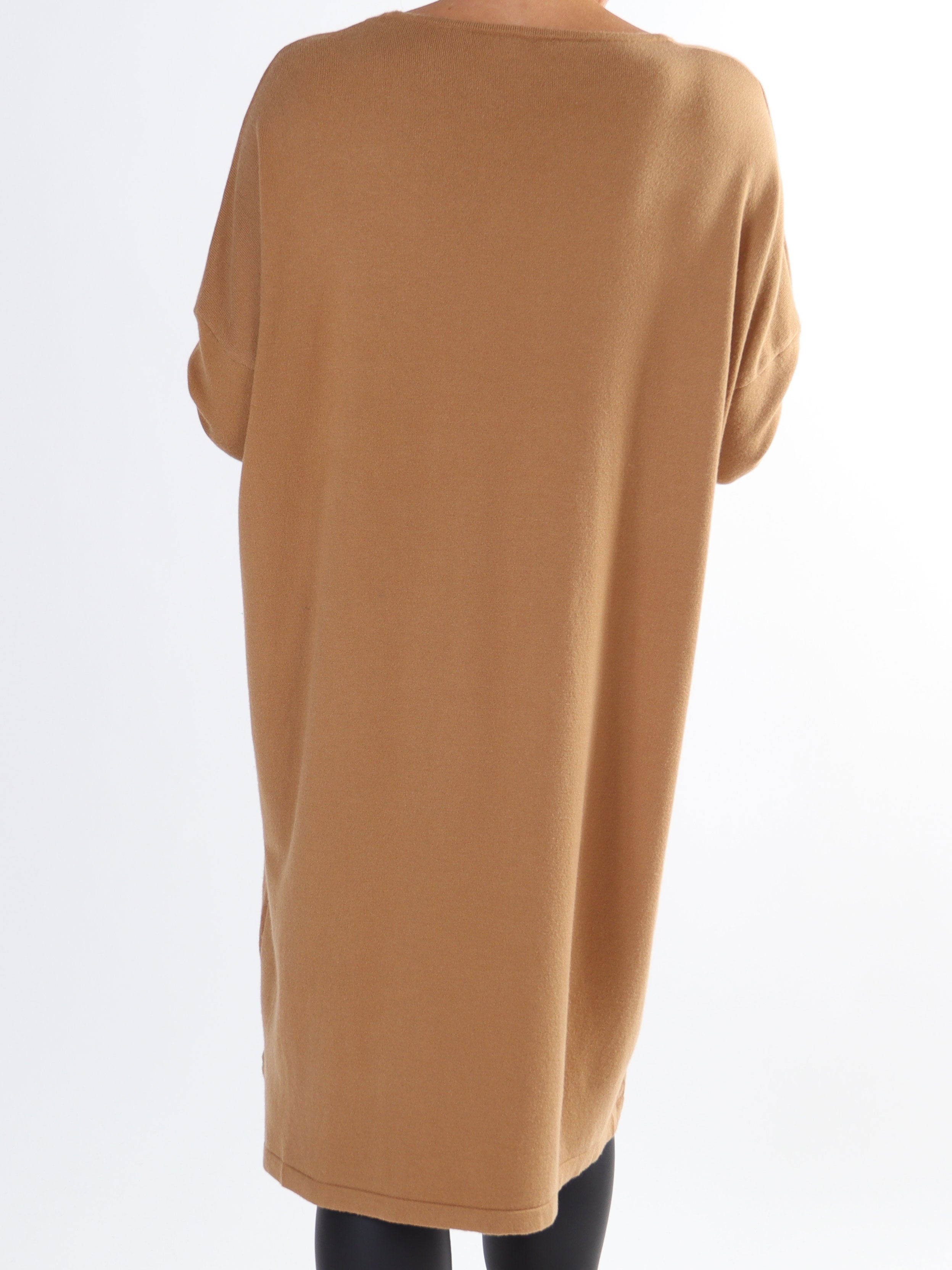 Amilie - Blød plus size strikkjole med blomstermotiver